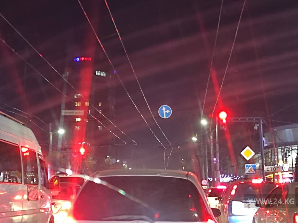 Дорожные знаки на улице Байтика Баатыра