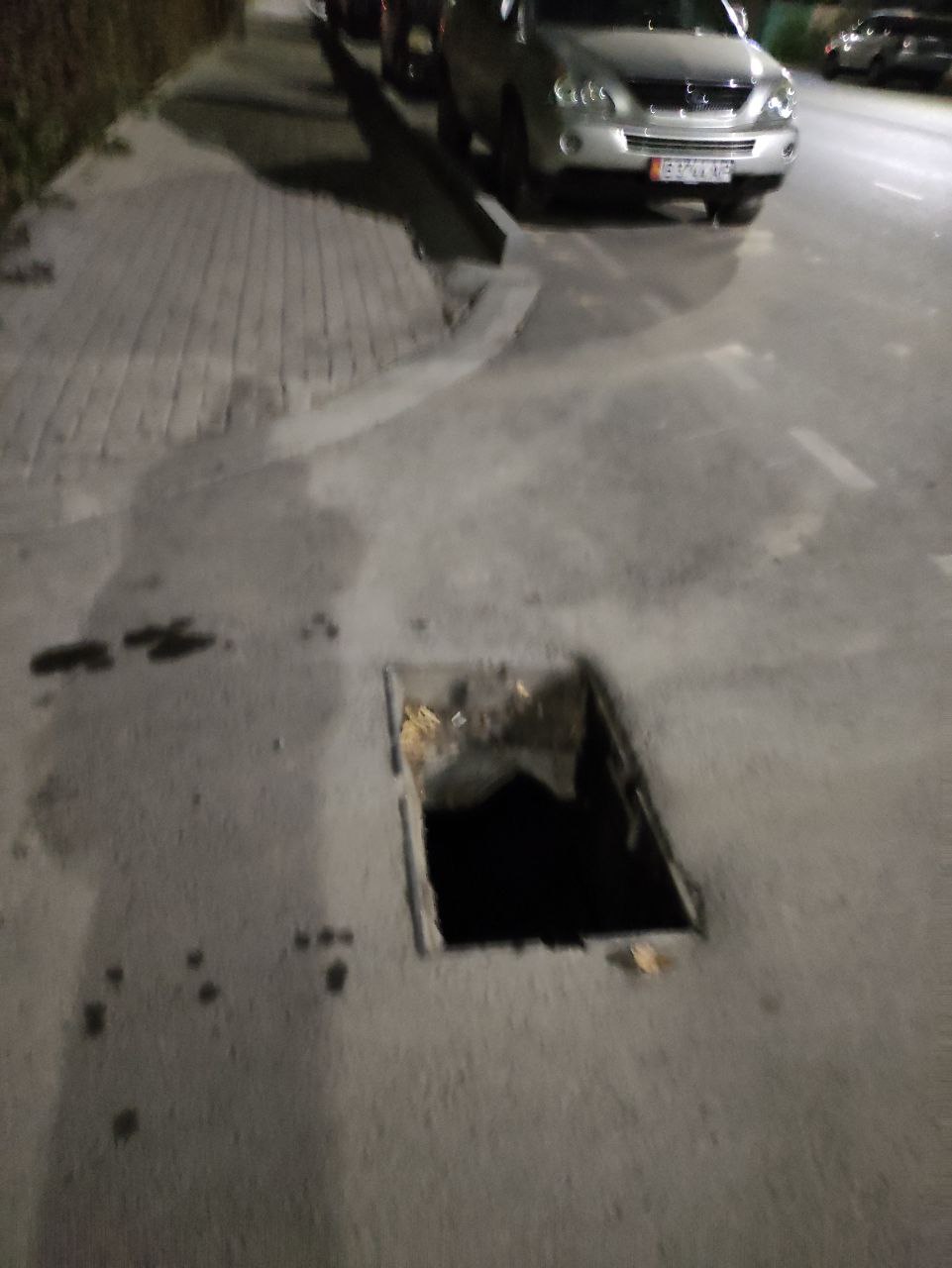 Горожанин жалуется на открытые люки на улице Токтоналиева