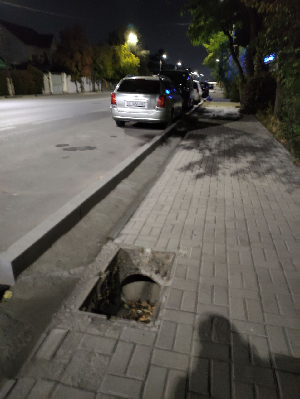 Горожанин жалуется на открытые люки на улице Токтоналиева