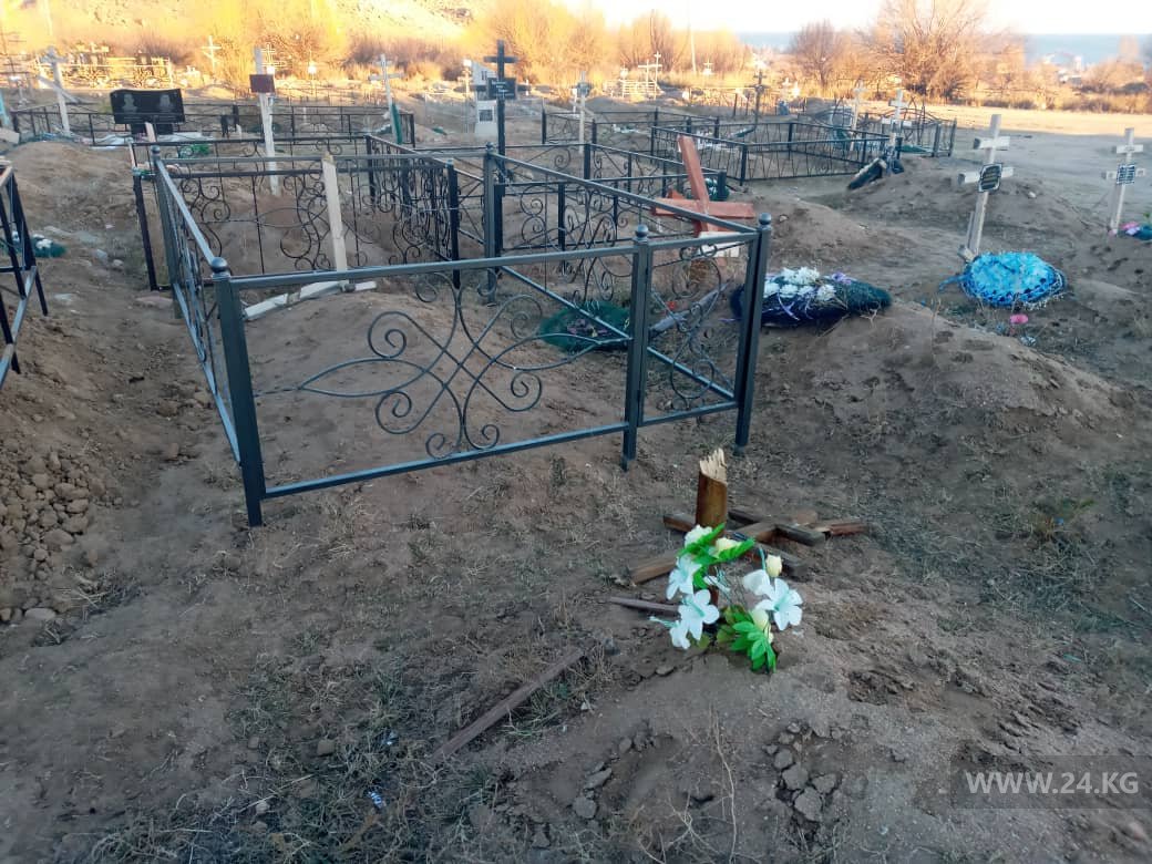 Городское кладбище Чолпон-Аты
