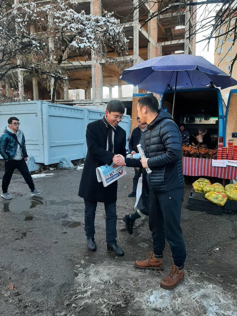 Раздача агитационных материалов