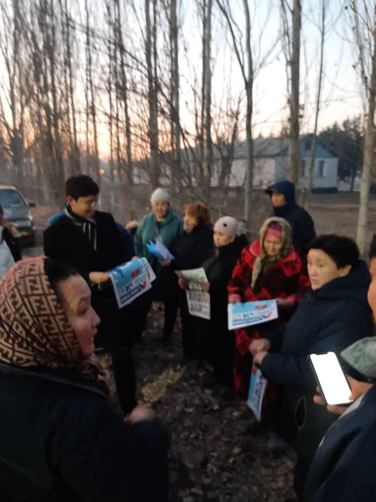 Раздача агитационных материалов