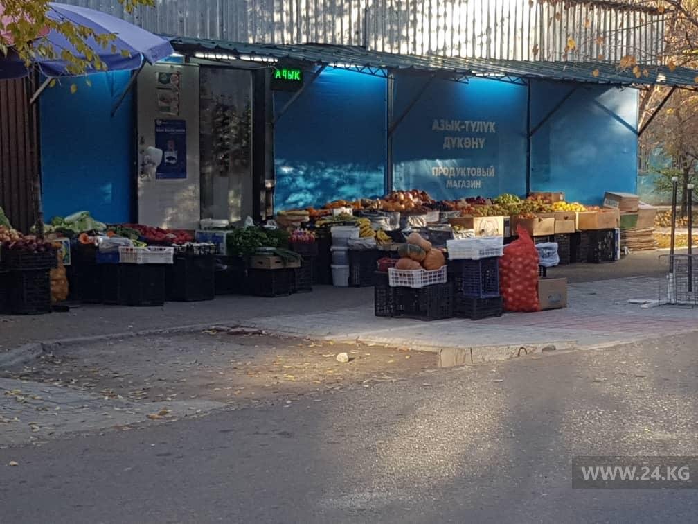 Торговля на тротуаре в Бишкеке