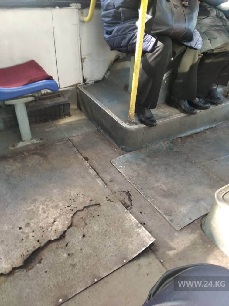 Пол в автобусе