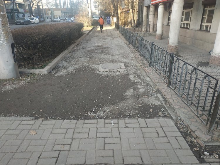 Тротуар на улице Киевской просит отремонтировать бишкекчанин