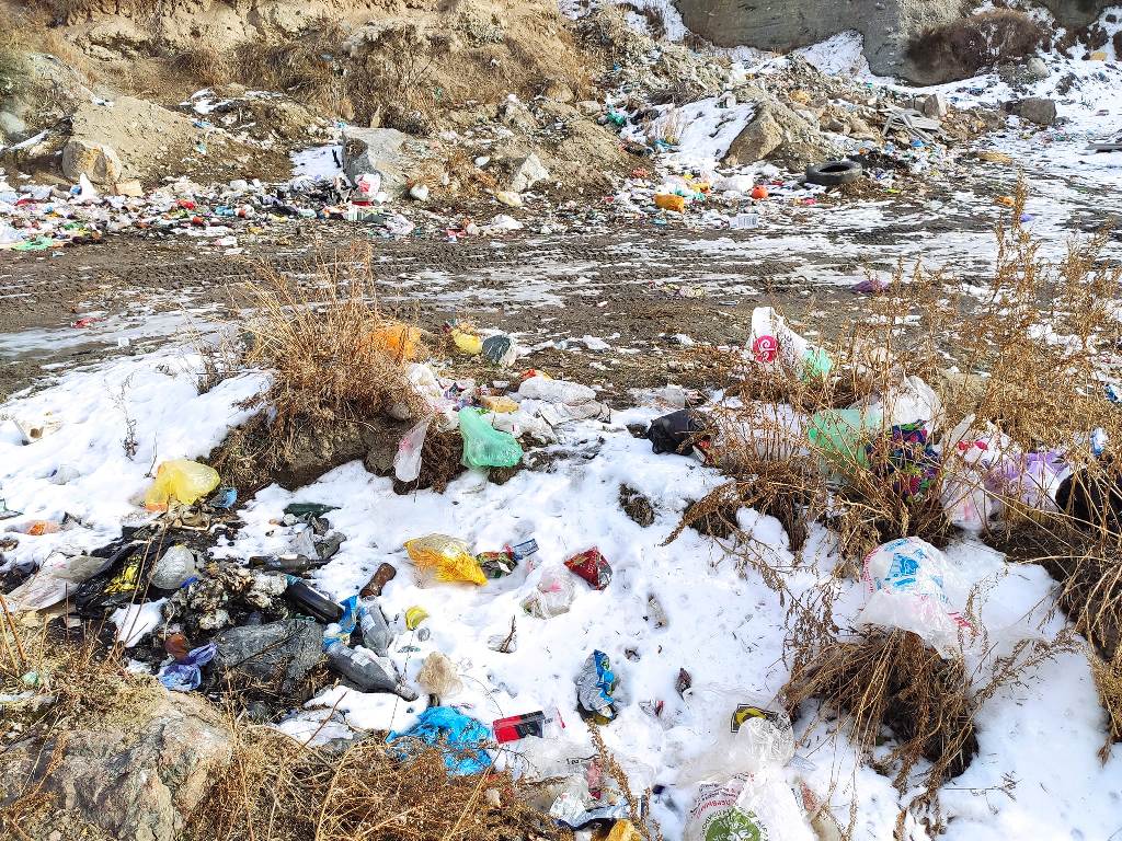 Свалка мусора по дороге на курорт Иссык-Ата