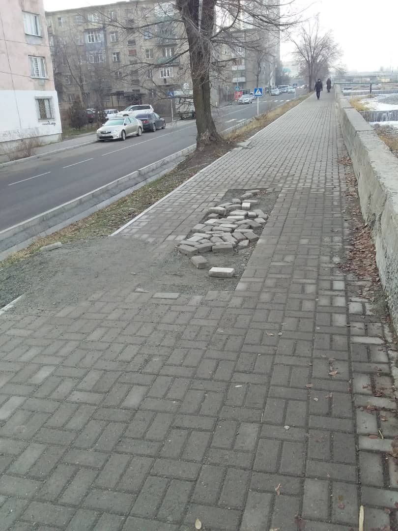 На аллейке местами разобрали брусчатку
