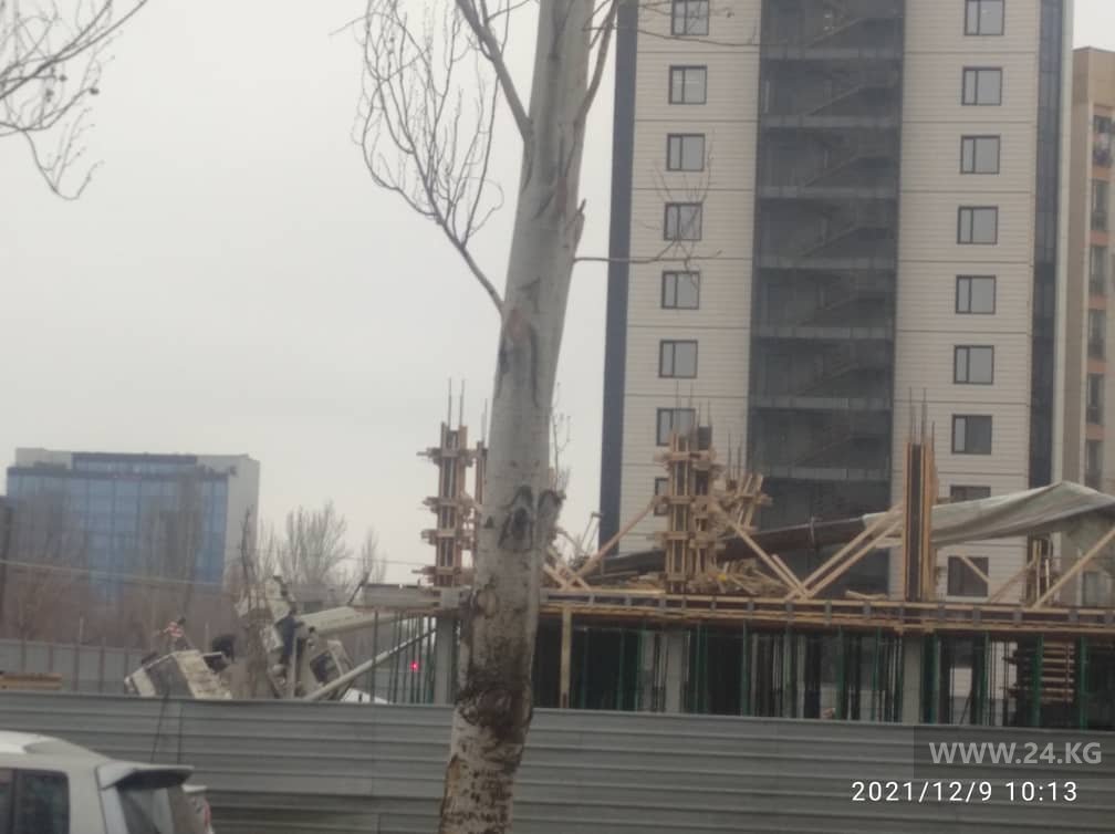На стройке опрокинулась машина