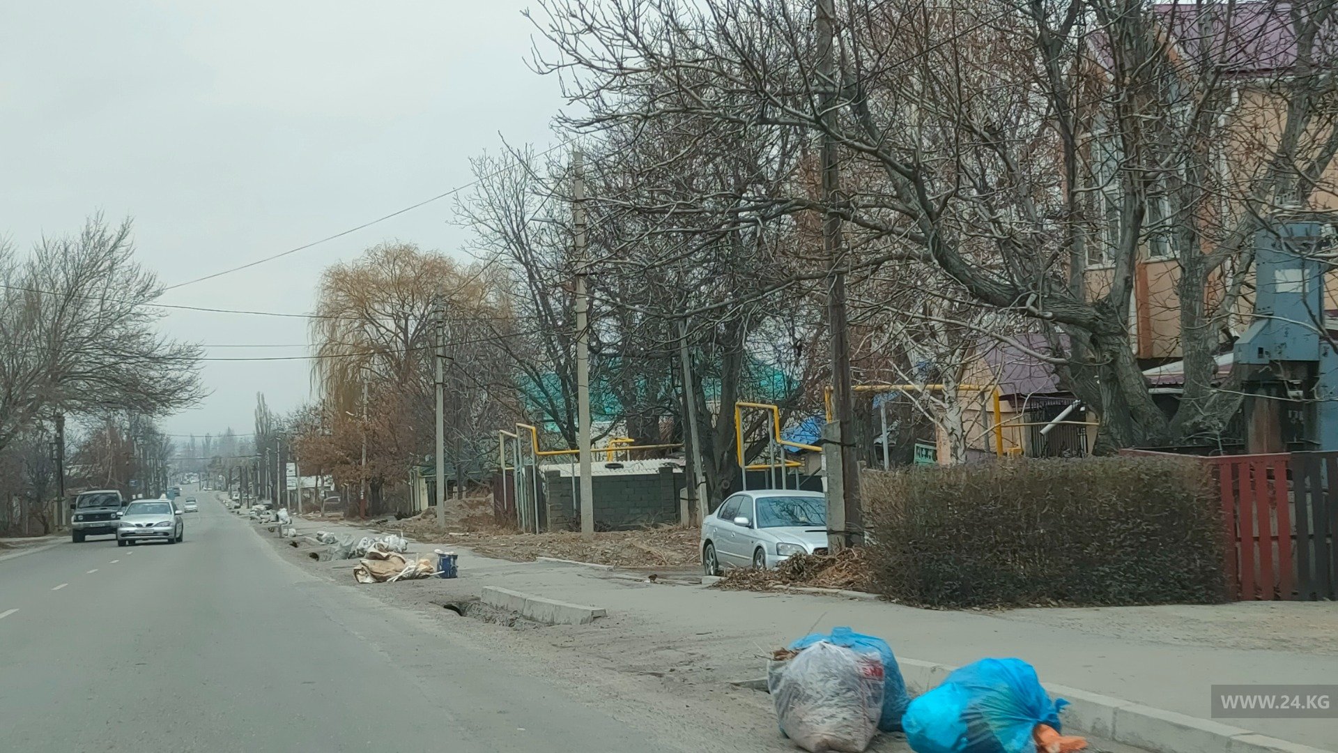 В Бишкеке по улице Садырбаева мусор оставляют на проезжей части