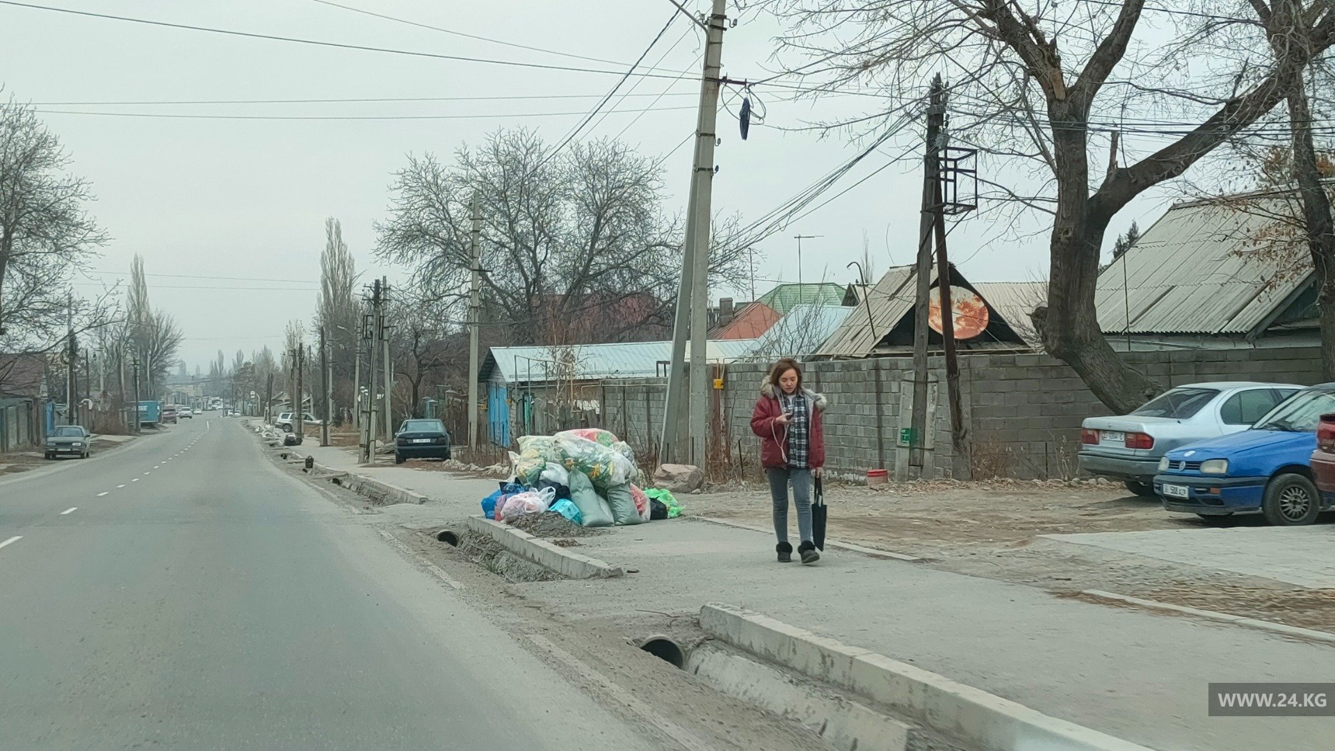 В Бишкеке по улице Садырбаева мусор оставляют на проезжей части