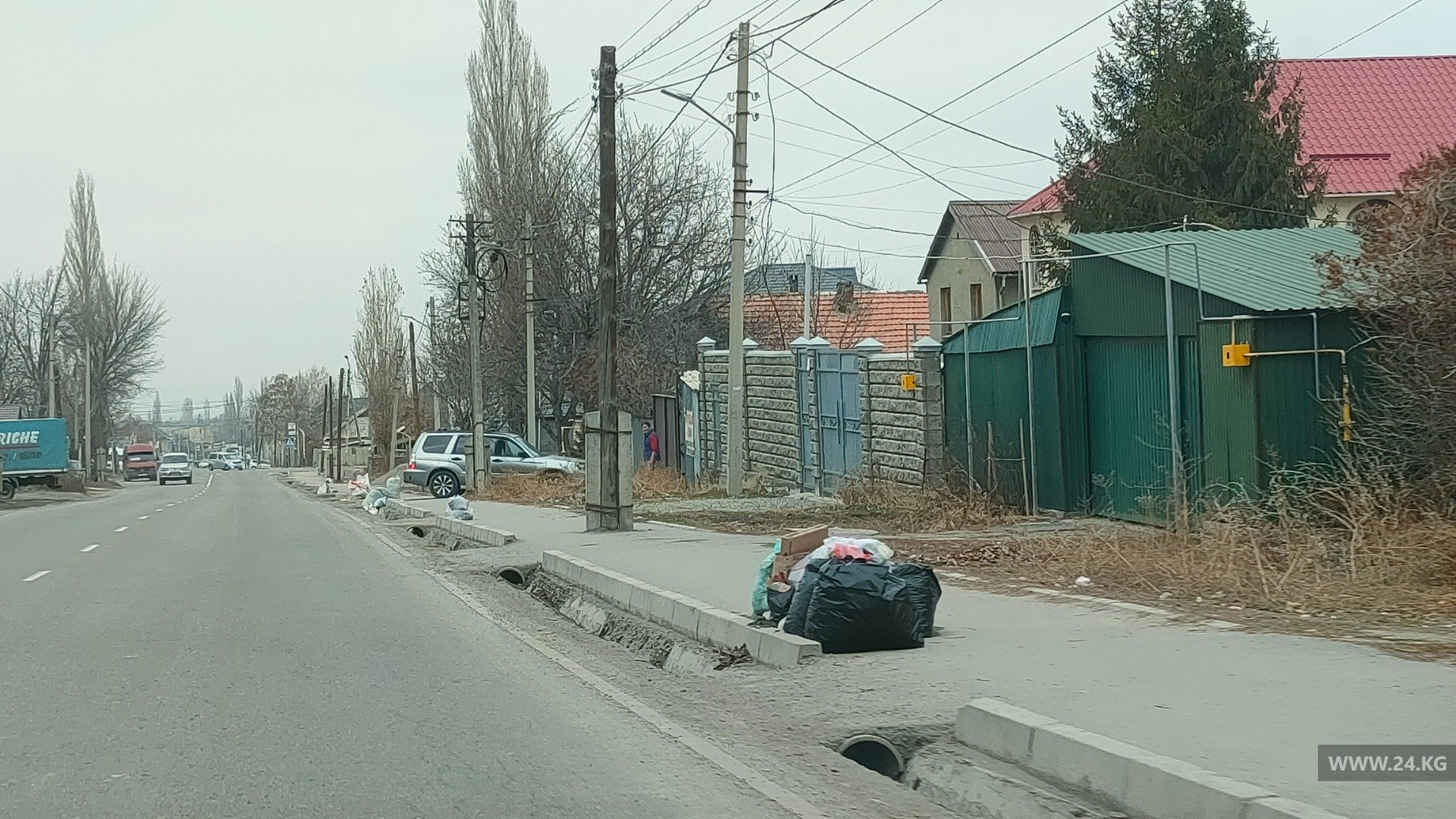 В Бишкеке по улице Садырбаева мусор оставляют на проезжей части