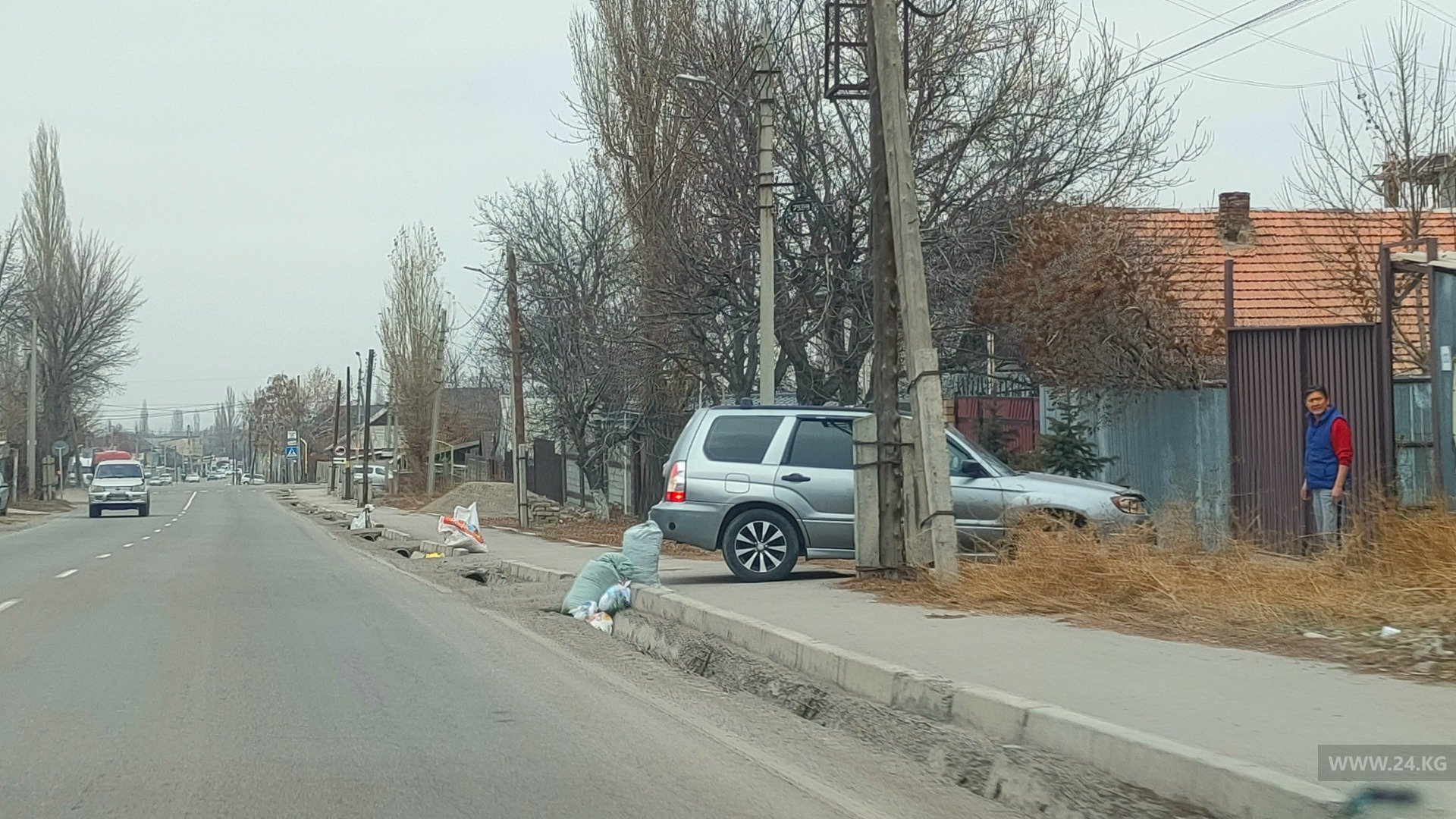 В Бишкеке по улице Садырбаева мусор оставляют на проезжей части