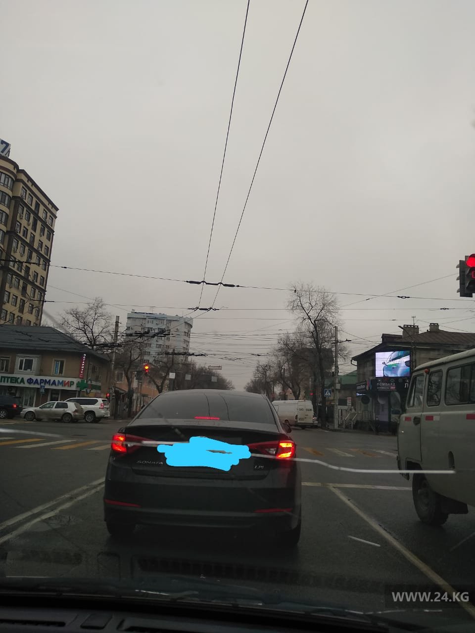 Дорожные знаки на улице Горького