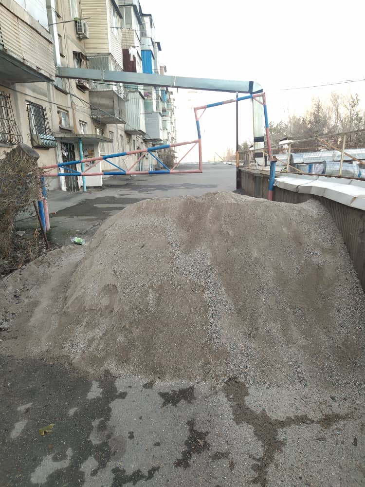 Въезд к дому в 8-м микрорайоне Бишкека засыпали песком