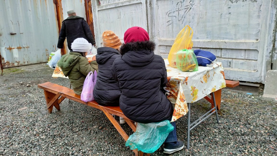 В большой церкви кормят нуждающихся