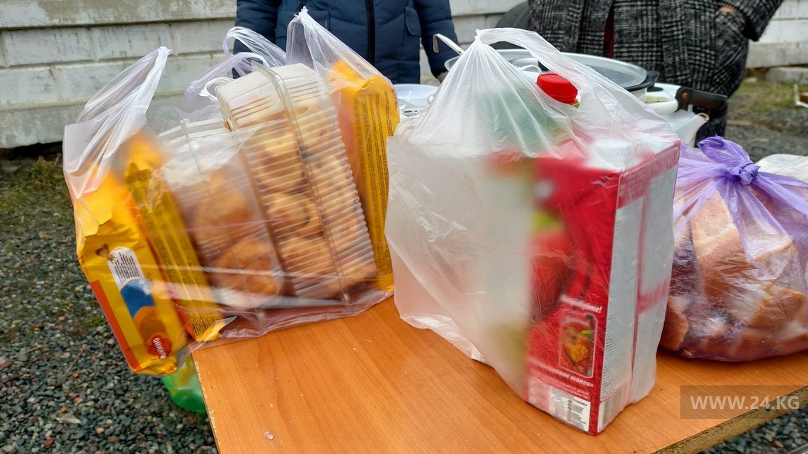 В большой церкви кормят нуждающихся