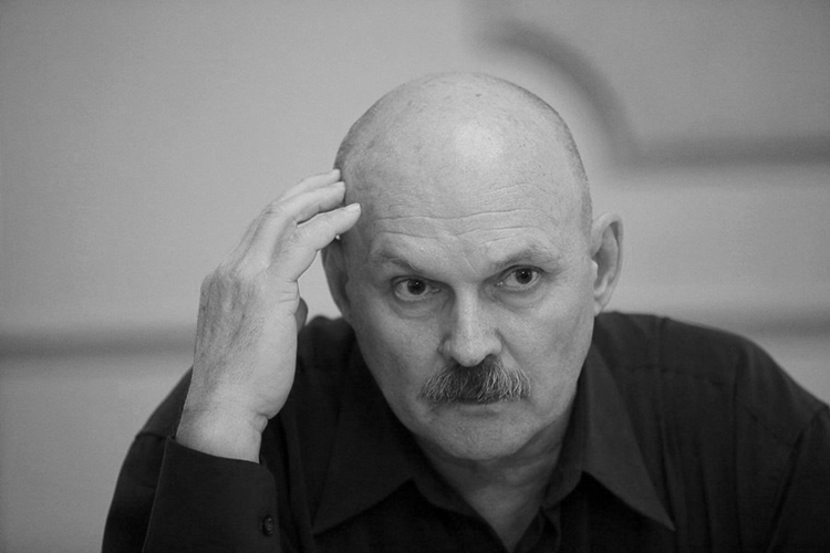 Скончался заслуженный артист России Виктор Евграфов, который сыграл профессора Мориарти в «Приключениях Шерлока Холмса и доктора Ватсона». Ему было 72 года
