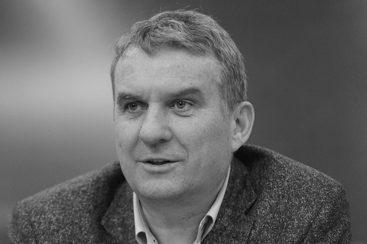 Погиб российский кинорежиссер Александр Мельник. Именно его пытался спасти глава МЧС, генерал армии Евгений Зиничев, который также погиб. Александр Мельник — режиссер фильмов «Новая земля» (2008) и «Территория» (2015). «Территория» (ремейк одноименного советского фильма 1978 года) снималась в том числе при поддержке МЧС