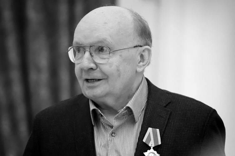 Народный артист России Андрей Мягков скончался на 83-м году жизни. Он сыграл главные роли в таких фильмах, как «Ирония судьбы, или С легким паром», «Служебный роман», «Гараж», «Жестокий романс»