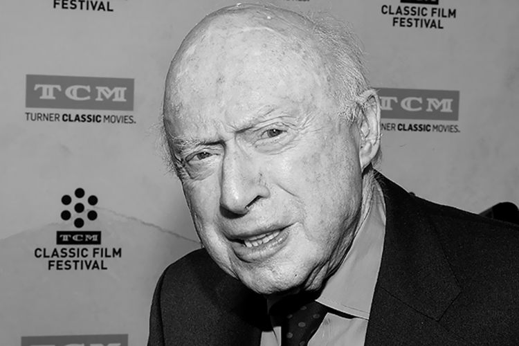 Американский актер, режиссер и продюсер Норман Ллойд скончался в США в возрасте 106 лет. Он считался самым старым действующим актером в мире. Карьеру начал в 1923-м в Нью-Йорке. Среди его работ — роль в фильме Чарли Чаплина «Огни Рампы», а также Альберта Хичкока «Диверсант» и «Завороженный»