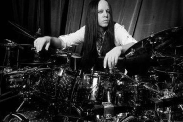 Один из основателей и бывший барабанщик американской хэви-метал-группы Slipknot Джои Джордисон умер в возрасте 46 лет