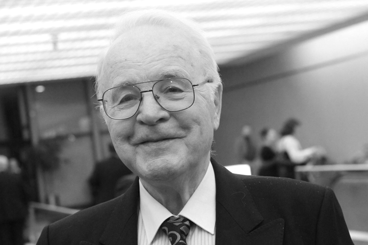 Умер советский журналист-международник Всеволод Овчинников. Почти 40 лет он писал в газете «Правда»: был собственным корреспондентом издания в Китае и Японии. Также он был одним из ведущих программы «Международная панорама». Овчинников — автор популярных книг «Ветка сакуры. Рассказ о том, что за люди японцы», «Корни дуба. Впечатления и размышления об Англии и англичанах», «Горячий пепел. Хроника тайной гонки за обладание атомным оружием» (1984) и других
