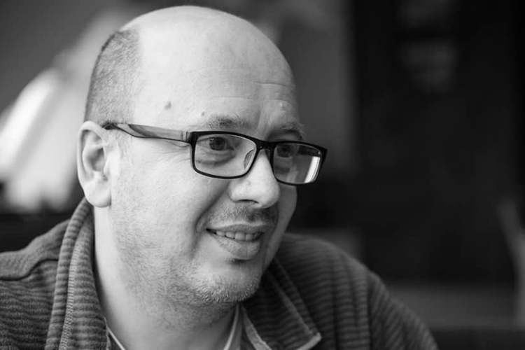Латвийский писатель, сценарист, блогер Вячеслав Солдатенко, широко известный как Слава Сэ, скончался в больнице на 53-м году жизни