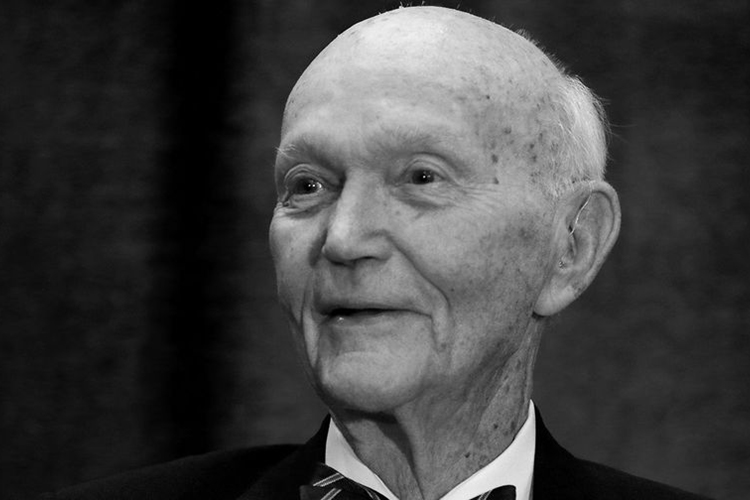 Умер один из участников полета на Луну Майкл Коллинз. Американскому астронавту, который вместе с Нилом Армстронгом и Баззом Олдрином в июле 1969 года впервые в мире совершил посадку на Луну, было 90 лет