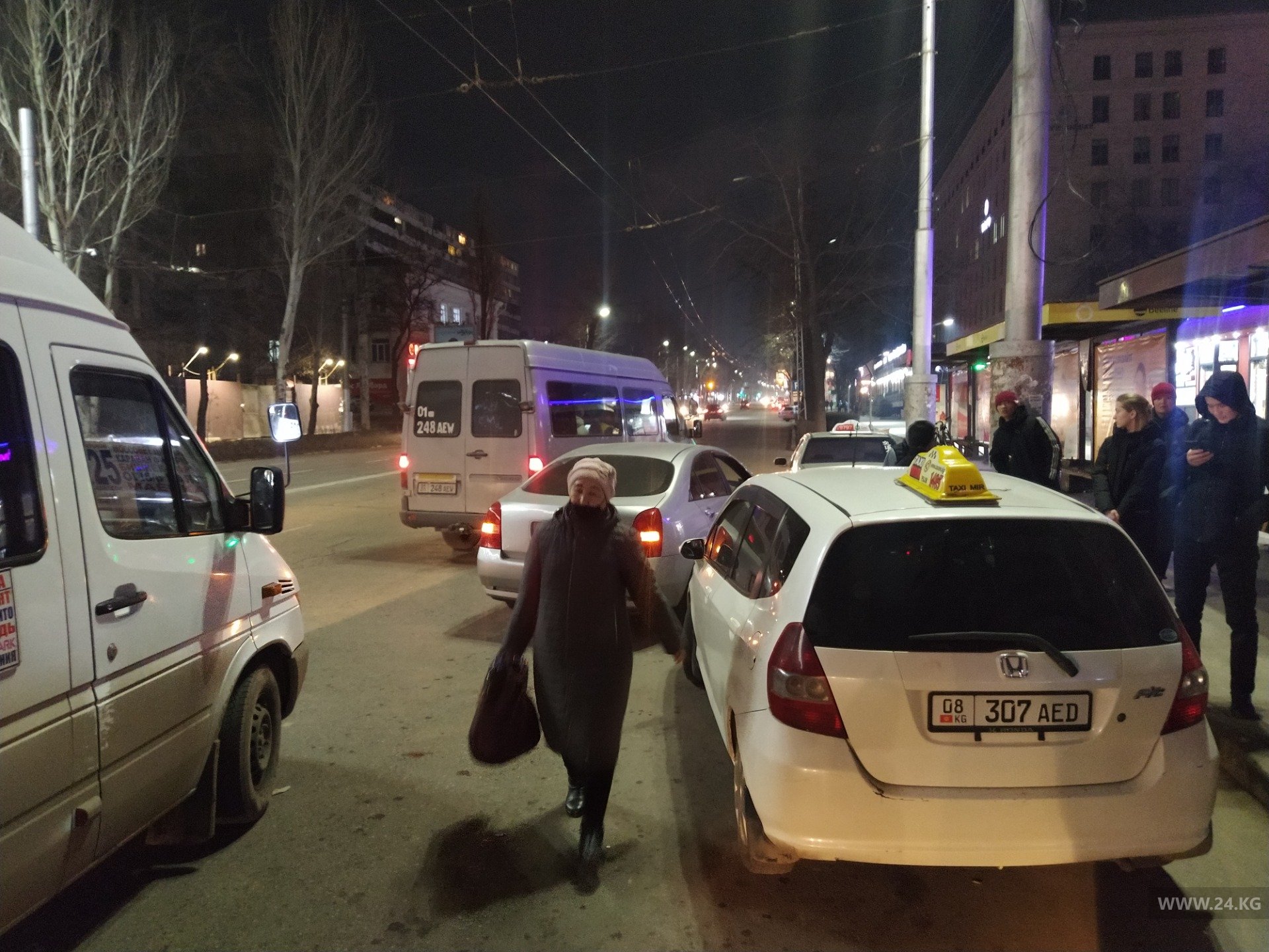 Остановка общественного транспорта на пересечении улиц Абдрахманова и Киевской