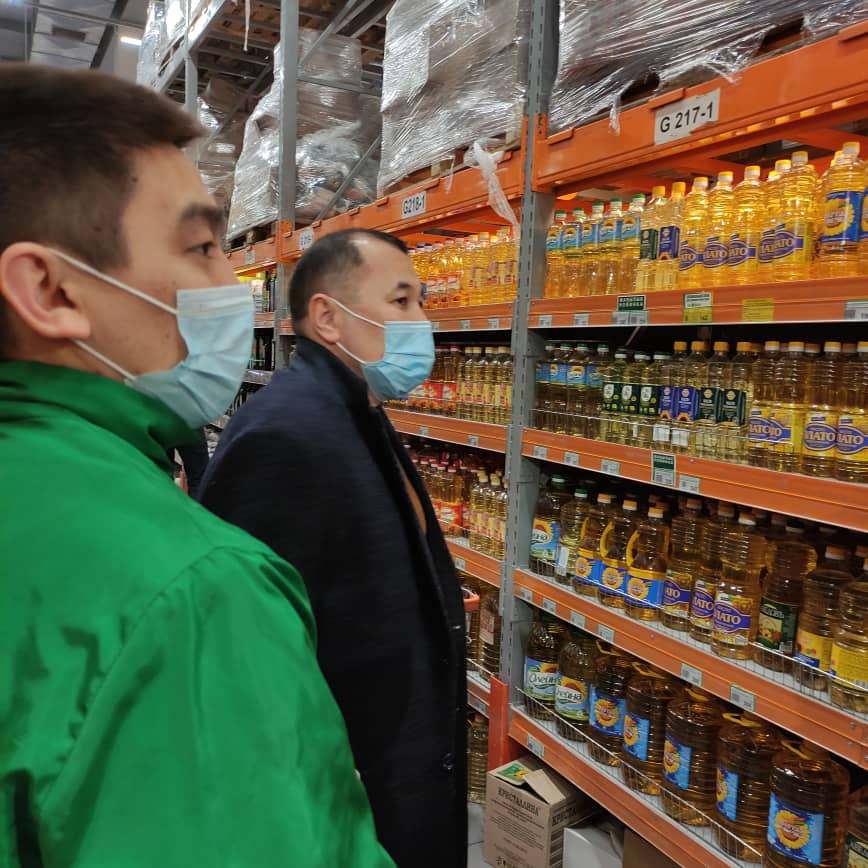 Глава ведомства побывал в крупных магазинах и на рынке