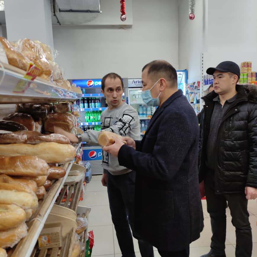 Глава ведомства побывал в крупных магазинах и на рынке