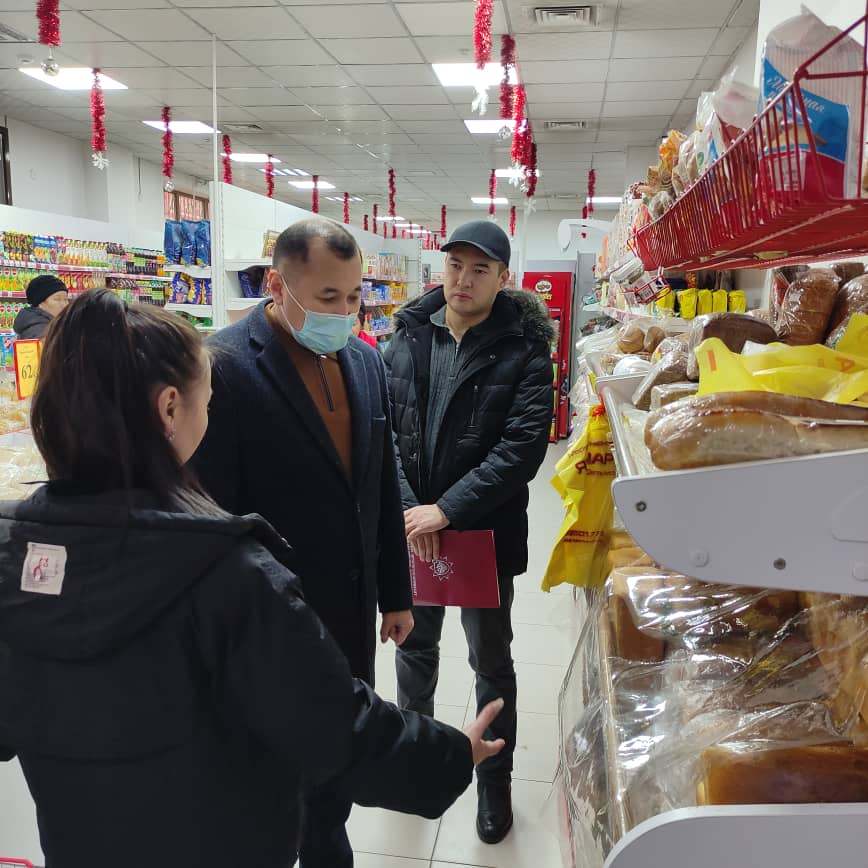 Глава ведомства побывал в крупных магазинах и на рынке