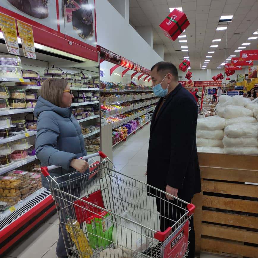 Глава ведомства побывал в крупных магазинах и на рынке