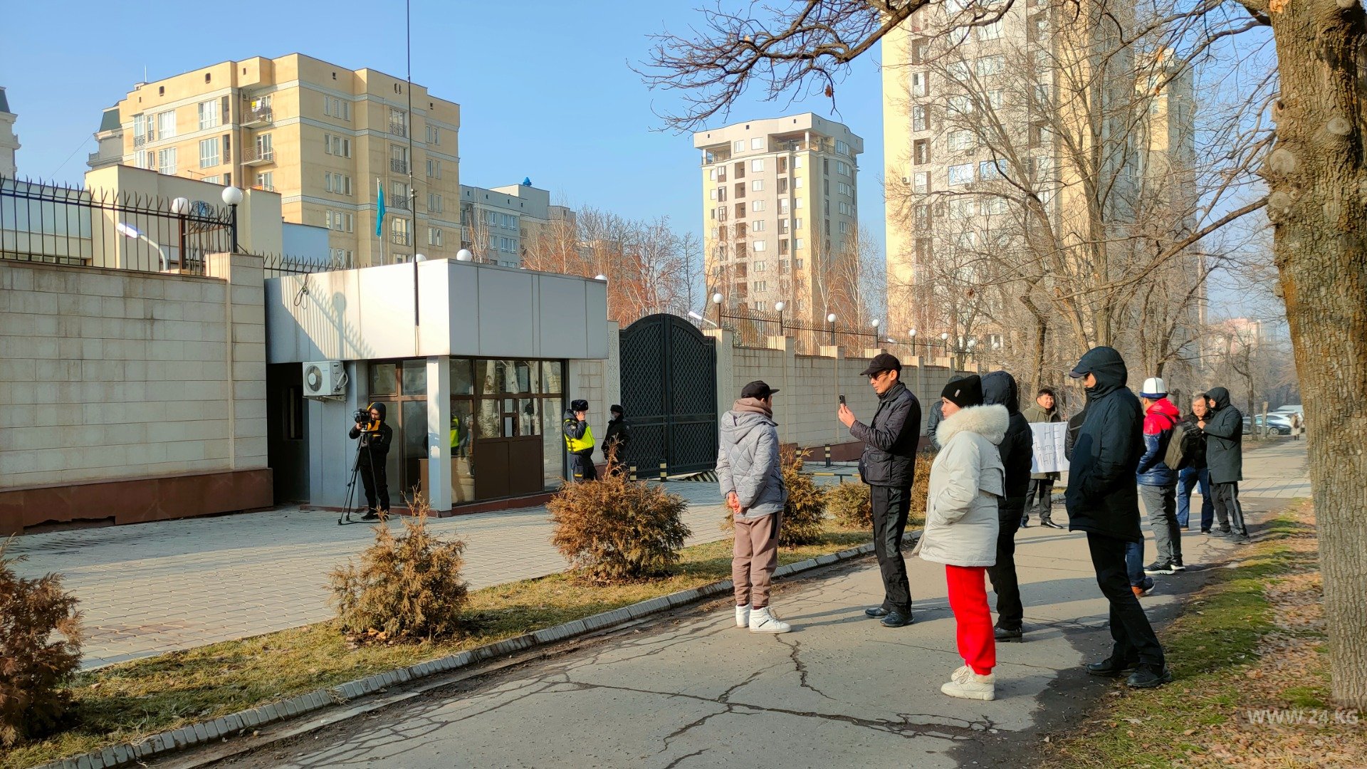 Митинг возле посольства Казахстана