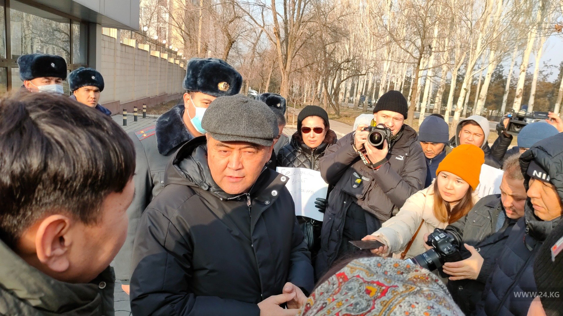 Камчыбек Ташиев приехал на митинг к посольству Казахстана