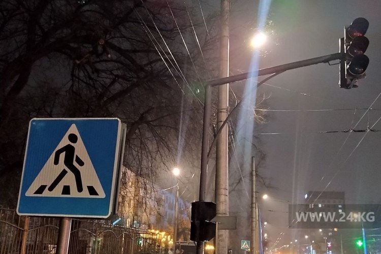 Светофор на пересечении улиц Ахунбаева и Шакирова