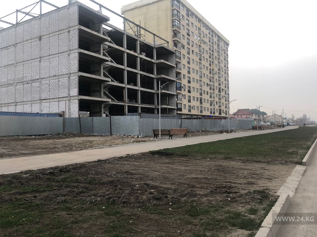 Cтроительная техника разрушила газон и трубы