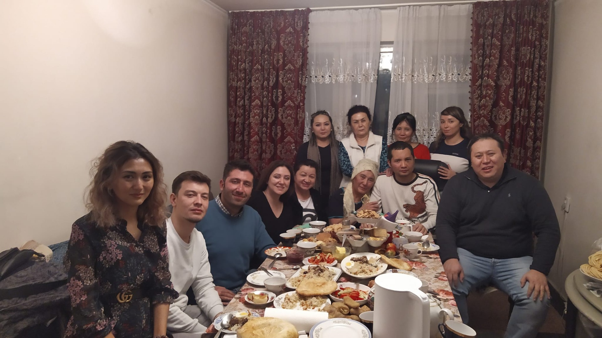 Викрам Рузахунов в окружении родных и близких