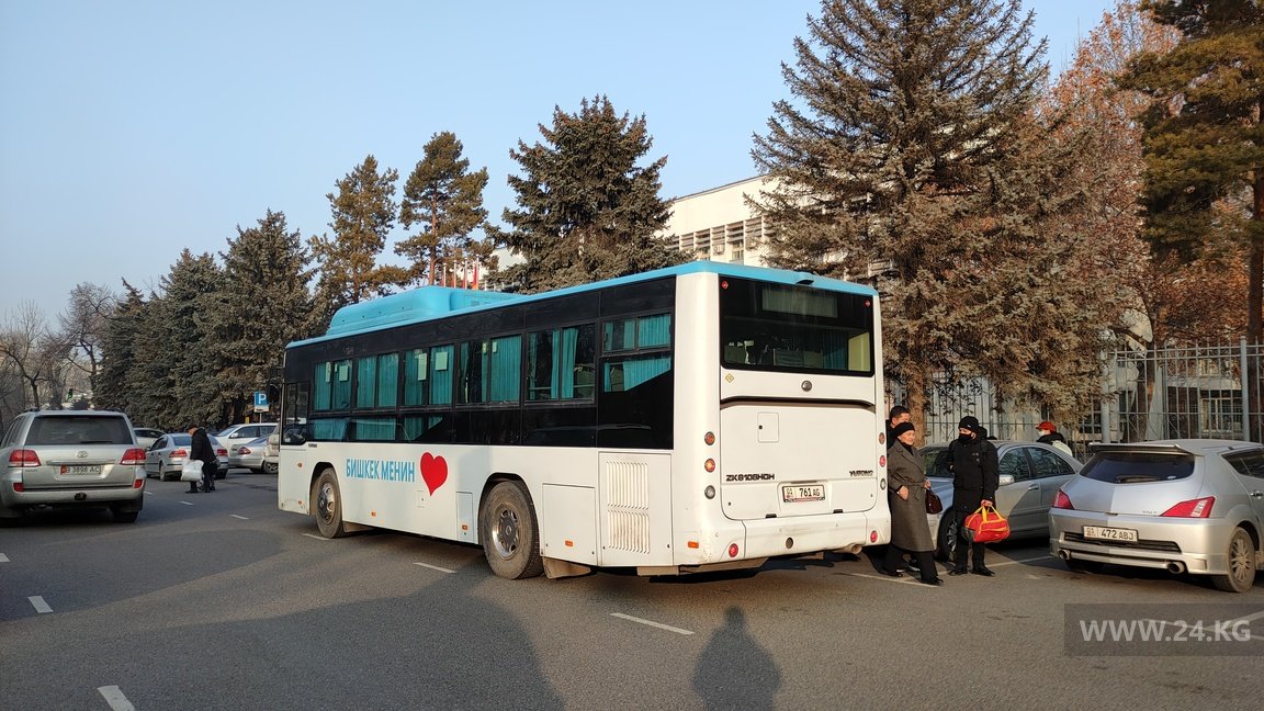 Автобус с кыргызстанцами возле МИД