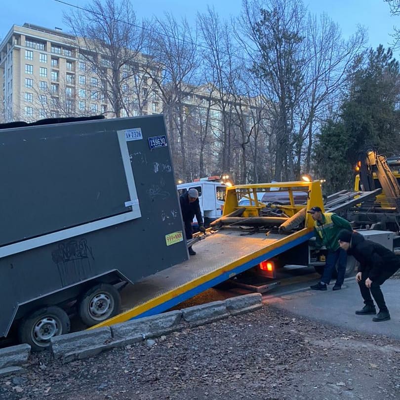 Патрульные снесли передвижное кафе на колесах на бульваре Эркиндик