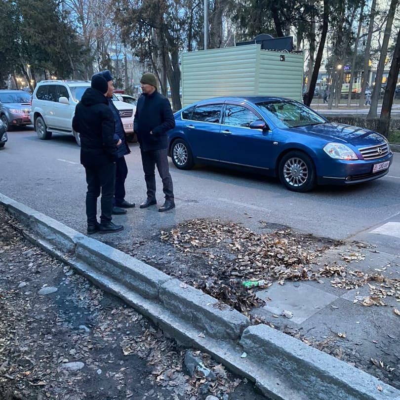 Патрульные снесли передвижное кафе на колесах на бульваре Эркиндик