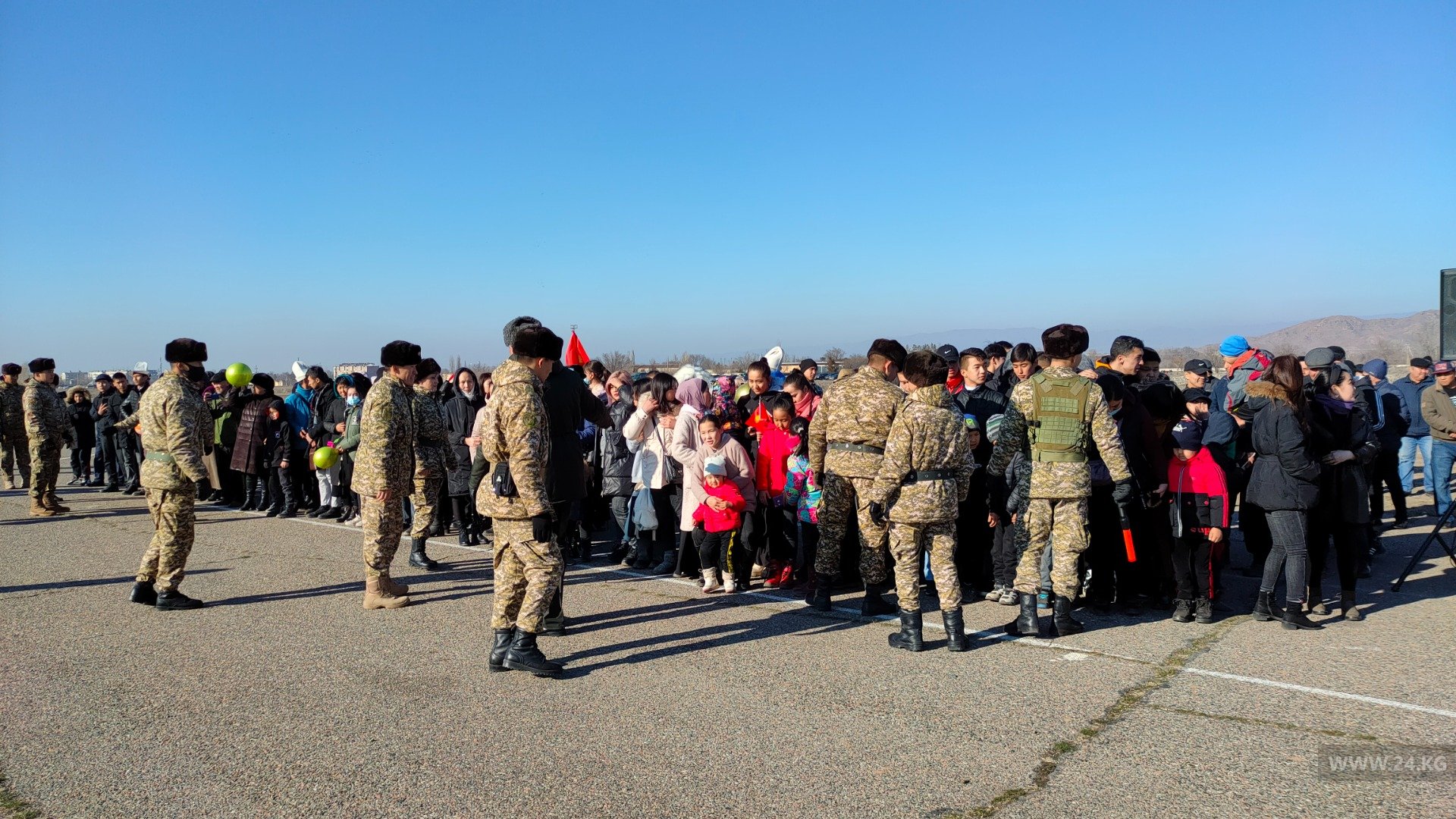 Родственники встречают военных
