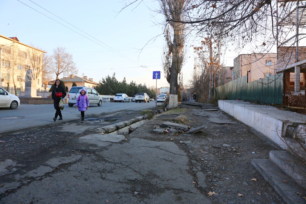 Тротуары на центральных улицах Оша