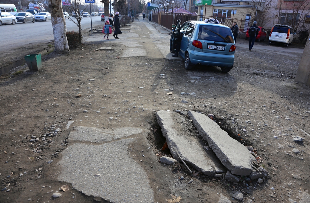 Тротуары на центральных улицах Оша