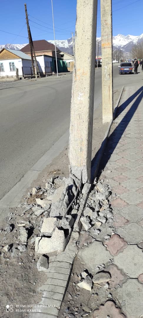Поврежденный столб в Балыкчи