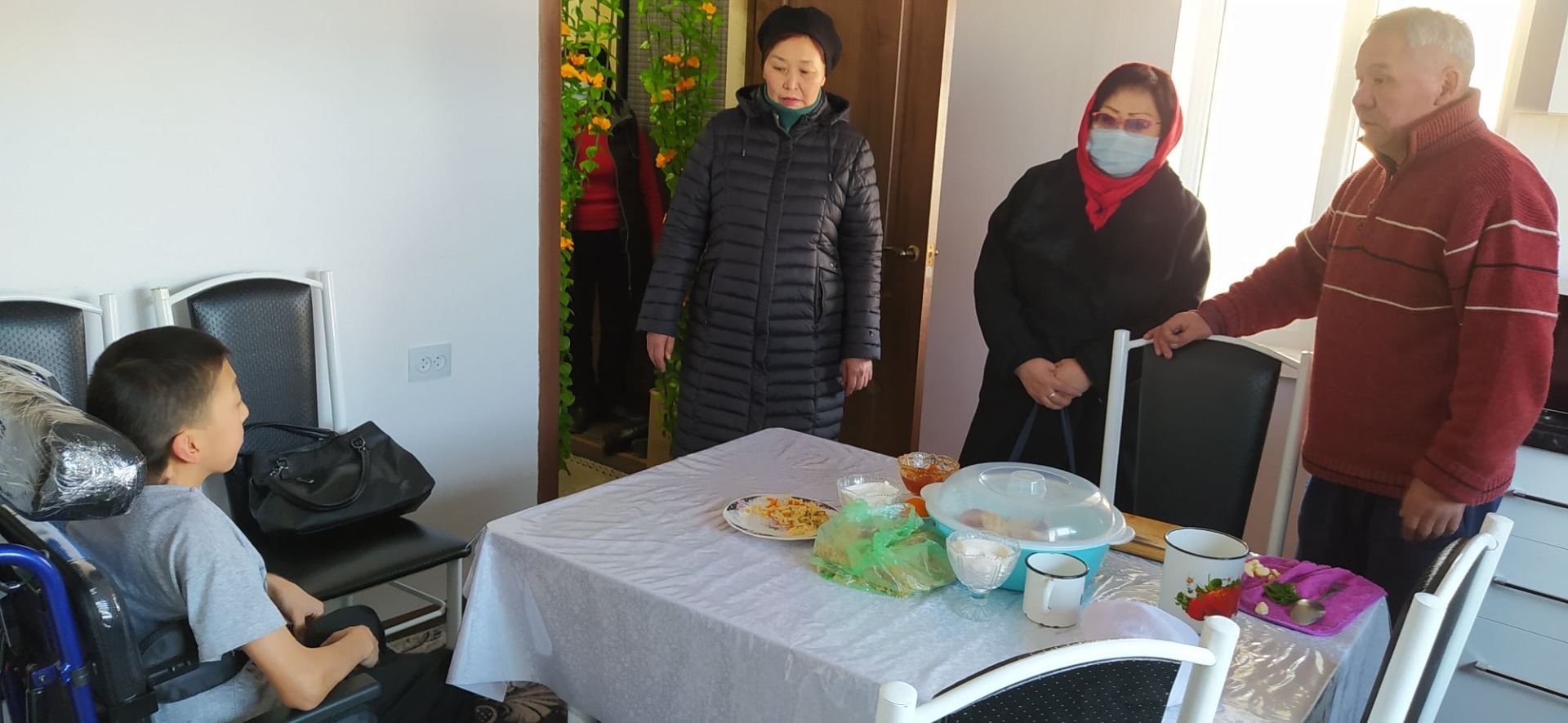 В Балыкчи детям с ограниченными возможностями передали инвалидные коляски