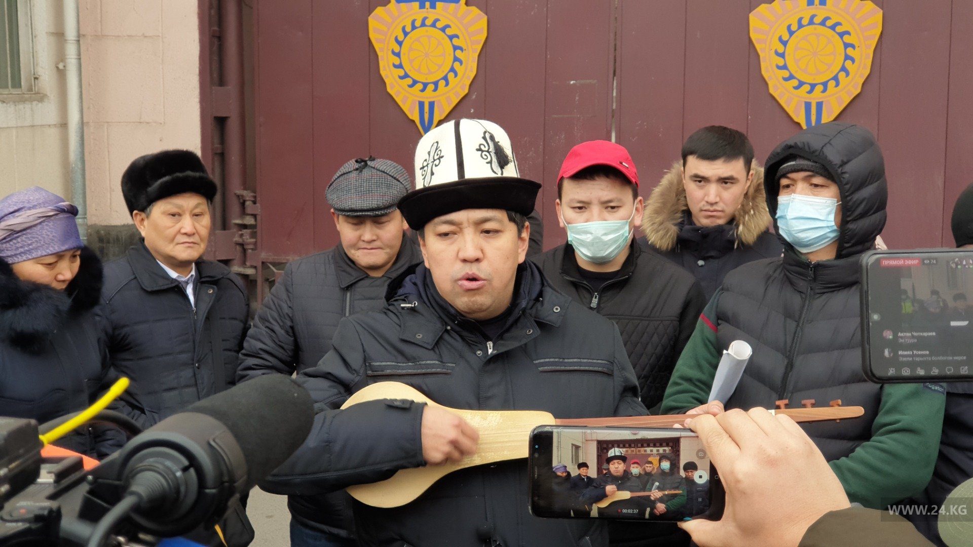 Митинг в поддержку акына Болота Назарова