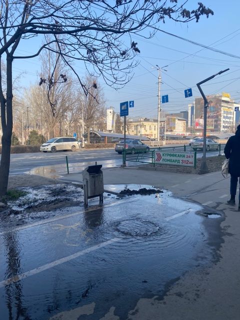 В центре Бишкека прорвало трубы