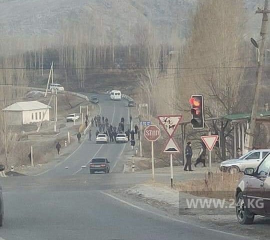 Военные Таджикистана перекрыли дорогу