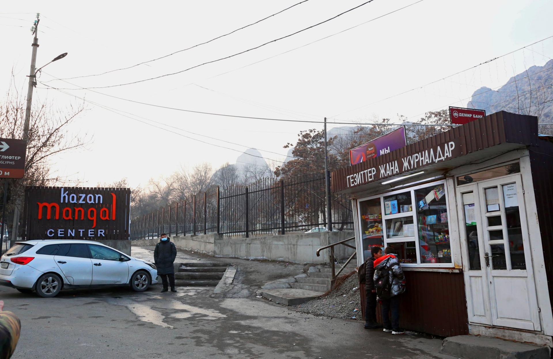 В Оше снесут создающие помехи для пешеходов заборы